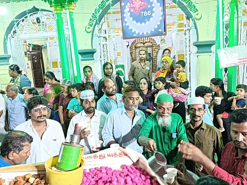 பக்தர்களுக்கு குளிர்பானங்கள் வழங்கிய இஸ்லாமியர்கள்: மத நல்லிணக்கம் போற்றும் மதுரை சித்திரைத் திருவிழா