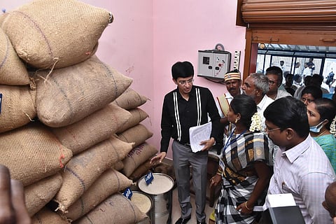 திருவண்ணாமலையில் உள்ள நியாய விலை கடையில் ஆய்வு செய்த கூடுதல் தலைமை செயலாளர் ஜெ.ராதாகிருஷ்ணன்.