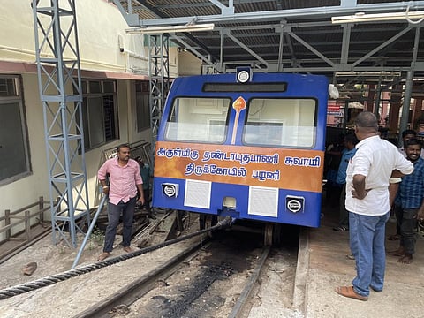 பழநி | மலைக்கோயிலுக்கு செல்ல புதிய நவீன வின்ச் ரயில் பெட்டிகள் - தண்டவாளத்தில் பொருத்தும் பணி தீவிரம்