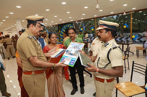 மதுரை சிறை நூலகத்திற்கு 1000 புத்தகங்கள் - இறந்த மகன் நினைவாக இருந்த புத்தங்களையும் வழங்கிய பெண்