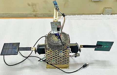 ஆசிரியை அனிதாவுடன் மாணவர் பரத்குமார். அடுத்த படம்: மாணவர் உருவாக்கிய எளிய தொழில்நுட்பம் மூலம் தட்பவெப்பம், மழை முன் அறிவிப்புகளை தெரிவிக்கும் வானிலை சாதனம்.