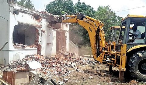 கோவை விளாங்குறிச்சி பகுதியில், பொக்லைன் மூலம் இடிக்கப்பட்ட ஆக்கிரமிப்பு கட்டிடம்.