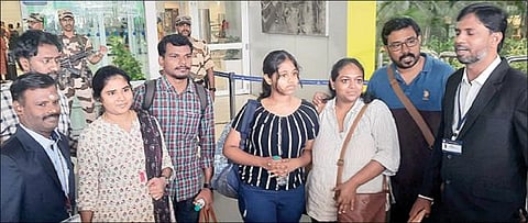 சூடான் நாட்டில் இருந்து ‘ஆபரேஷன் காவிரி’ திட்டத்தின் கீழ் இந்தியர்கள் அழைத்து வரப்படுகின்றனர். அவர்களில் தமிழகத்தைச் சேர்ந்த 5 பேர் நேற்று டெல்லியில் இருந்து சென்னை விமான நிலையம் வந்தடைந்தனர்.படம்: எம்.முத்துகணேஷ்