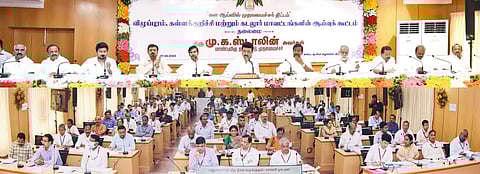 விழுப்புரம் மாவட்ட ஆட்சியர் அலுவலகத்தில் நேற்று நடைபெற்ற 'கள ஆய்வில் முதல்வர்' திட்ட ஆய்வுக் கூட்டத்தில் பேசினார் முதல்வர் மு.க.ஸ்டாலின். உடன், அமைச்சர்கள் மற்றும் தலைமைச் செயலர் உள்ளிட்டோர்.