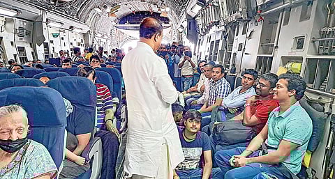 சூடானில் இருந்து இந்திய கடற்படை கப்பல் மூலம் மீட்கப்பட்ட இந்தியர்கள் சவுதி அரேபியாவின் ஜெட்டாவுக்கு அழைத்து வரப்பட்டனர். அங்கிருந்து இந்திய விமானப் படையின் விமானம் மூலம் நேற்று முன்தினம் அவர்கள் இந்தியாவுக்கு அனுப்பி வைக்கப்பட்டனர். ஜெட்டாவில் முகாமிட்டுள்ள மத்திய இணையமைச்சர் முரளிதரன், அவர்களை வழியனுப்பி வைத்தார்.படம்: பிடிஐ