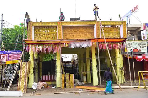 கள்ளழகரை வரவேற்க தயாராகும் மண்டகப்படிகள்: மதுரையில் ஏற்பாடுகள் தீவிரம்