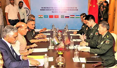 பாதுகாப்பு அமைச்சர் ராஜ்நாத் சிங் உடன் சீன பாதுகாப்புத் துறை அமைச்சர் லீ ஷங்ஃபு பேச்சு