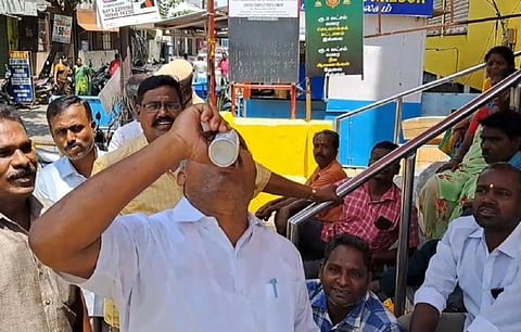 30 மாத ஊதிய பாக்கி | பினாயிலை குடித்த புதுச்சேரி அமுதசுரபி ஊழியர்கள் மருத்துவமனையில் அனுமதி