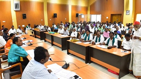 மதுரை | ரியல் எஸ்டேட் நிறுவனங்களால் அழியும் பாசனக் கால்வாய்கள்: ஆட்சியரிடம் விவசாயிகள் குமுறல்