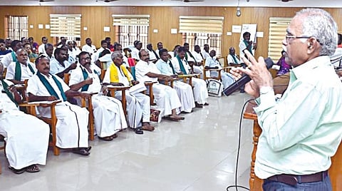 தஞ்சாவூரில் நேற்று நடைபெற்ற விவசாயிகள் குறைதீர் கூட்டத்தில் பேசிய மூத்த வேளாண் வல்லுநர் குழுவின் தலைவரும், ஓய்வுபெற்ற வேளாண் உதவி இயக்குநருமான பி.கலைவாணன்.