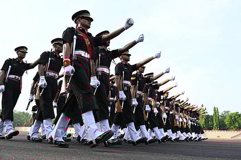 அதிகாரிகளின் அணிவகுப்பு