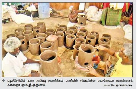 புதுச்சேரியில் சூலா அடுப்பு தயாரிக்கும் பணியில் ஈடுபட்டுள்ள டெரகோட்டா கைவினைக் கலைஞர் பத்ம ஸ்ரீ முனுசாமி. படம்: செ. ஞானபிரகாஷ்.