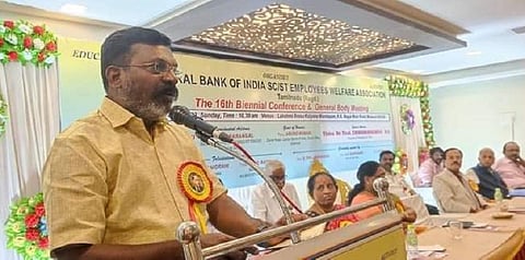 மதுரையில் இன்று நடைபெற்ற நிகழ்ச்சியொன்றில் பங்கேற்று பேசிய விடுதலைச் சிறுத்தைகள் தலைவர் தொல். திருமாவளவன். | படம்: ட்விட்டர்