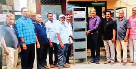 திருக்கோவிலூர் கபிலர் அரசு ஆண்கள் மேல்நிலைப் பள்ளி முன்னாள் மாணவர்கள் கிளை நூலகத்துக்கு நூலக அடுக்குகளை வழங்கினர்.