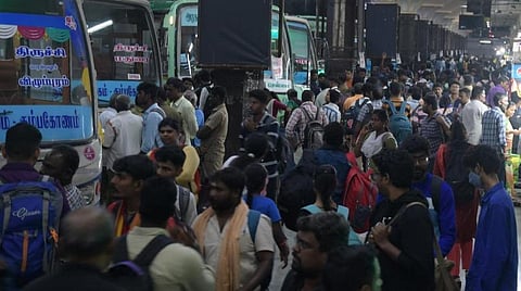 போதிய அரசு பேருந்துகள் இல்லாததால் அவதி; ஆம்னி பேருந்துகளில் அதிக கட்டணம்: கோயம்பேட்டில் குவிந்த பயணிகள் குற்றச்சாட்டு