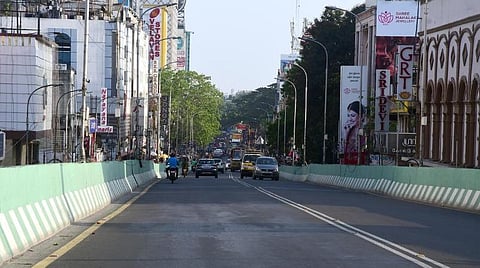 பைக் மீது லோடு வேன் மோதியதால் தி.நகர் பாலத்திலிருந்து தூக்கி வீசப்பட்டவர் உயிரிழப்பு