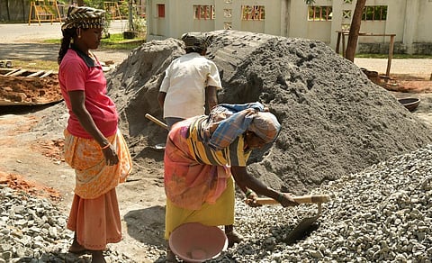 தொழிலாளர்களின் குரலுக்கு புத்துயிர் தாருங்கள்!