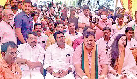 இதில், பாஜக மாநிலத் தலைவர் அண்ணாமலை, மேலிட இணைப் பொறுப்பாளர் சுதாகர் ரெட்டி, நயினார் நாகேந்திரன் எம்எல்ஏ, நடிகை நமீதா உள்ளிட்டோர் பங்கேற்றனர். | படங்கள்: பு.க.பிரவீன் |