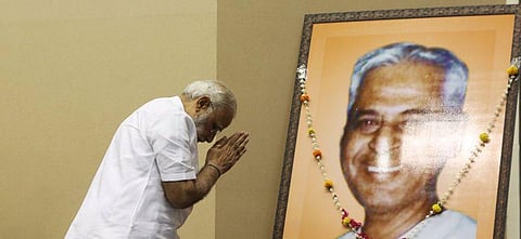 லஷ்மண் ராவ் இனாம்தார் உருவப்படத்துக்கு மலர்தூவி மரியாதை செலுத்தும் பிரதமர் நரேந்திர மோடி.