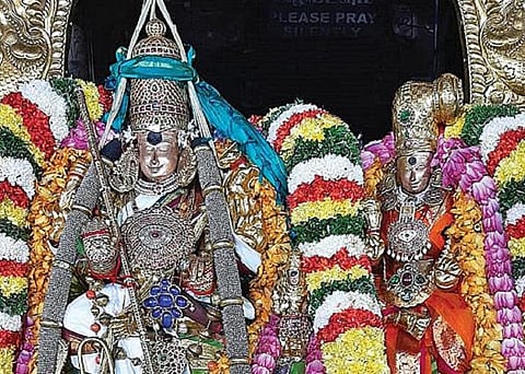 மதுரை மீனாட்சி அம்மன் கோயில் சித்திரைத் திருவிழாவில் மீனாட்சி பட்டாபிஷேகம் நேற்று நடந்தது