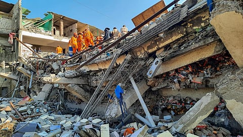 இடிந்த இரண்டு மாடி கட்டிடம்