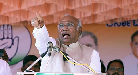 ஷிமோகாவில் மல்லிகார்ஜூன கார்கே தேர்தல் பிரச்சாரம் செய்த காட்சி