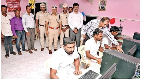 வேலூர் ஆண்கள் மத்திய சிறையில் கணினி பயிற்சி மையத்தை நேற்று தொடங்கி வைத்து பார்வையிட்ட விஐடி துணை தலைவர்கள் சங்கர் விசுவநாதன், ஜி.வி.செல்வம். அருகில், சிறைத்துறை டிஐஜி செந்தாமரைக்கண்ணன், மத்திய சிறை கண்காணிப்பாளர் அப்துல் ரஹ்மான் உள்ளிட்டோர்.