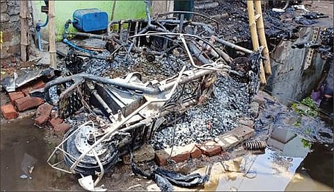 கும்பகோணத்தில் தீ விபத்தில் எரிந்த எலெக்ட்ரிக் ஸ்கூட்டர்கள்.