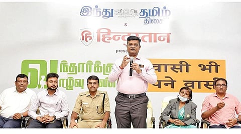 ‘இந்து தமிழ் திசை’ - ‘இந்துஸ்தான்’ நாளிதழ்கள் இணைந்து திருப்பூரில் நடத்திய ‘வந்தார்க்கும் வாழ்வு உண்டு’ எனும் புலம்பெயர் தொழிலாளர்களின் இருப்பும், பாதுகாப்பும் குறித்த பகிர்வரங்கில் சிறப்பு விருந்தினராக பங்கேற்று பேசிய திருப்பூர் மாவட்ட முதன்மை அமர்வு நீதிமன்ற நீதிபதி ஸ்வர்ணம் ஜெ.நடராஜன். உடன், ‘இந்து தமிழ் திசை’ விற்பனை பிரிவு பொதுமேலாளர் டி.ராஜ்குமார், திருப்பூர் சார் ஆட்சியர் மற்றும் உட்கோட்ட நடுவர் ஸ்ருதஞ்ஜெய் நாராயணன், திருப்பூர் மாநகர காவல் துணை ஆணையர் (வடக்கு சரகம்) அபிஷேக் குப்தா, திருப்பூர் மாவட்ட சட்டப் பணிகள் ஆணைக் குழு செயலர் மற்றும் கூடுதல் சார்பு நீதிபதி மேகலா மைதிலி, திருப்பூர் ஏற்றுமதியாளர்கள் சங்கத்தின் செயற்குழு உறுப்பினர் ஆர்.கே.சிவசுப்பிரமணியம் ஆகியோர். | படங்கள்: ஜெ.மனோகரன் |