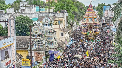 தஞ்சாவூரில் நேற்று நடைபெற்ற பெரிய கோயில் சித்திரை தேரோட்டத்தில் பங்கேற்ற பக்தர்கள். படங்கள்: ஆர்.வெங்கடேஷ்