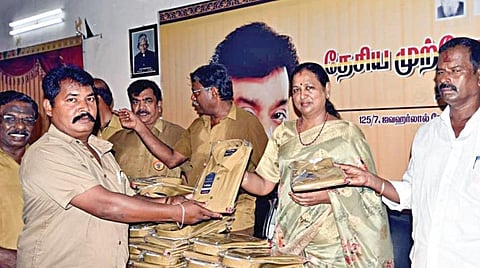 தேமுதிக தலைமை அலுவலகத்தில் தேசிய முற்போக்கு தொழிற்சங்கப் பேரைவயின் கொடியை ஏற்றி வைத்து, தொழிலாளர்களுக்கு சீருடை, இனிப்புகளை தேமுதிக பொருளாளர் பிரேமலதா விஜயகாந்த் வழங்கினார்.