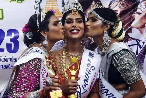 மிஸ் கூவாகம் ஆக தேர்வு செய்யப்பட்ட நிரஞ்சனா (நடுவில்). | படங்கள்: சாம்ராஜ்