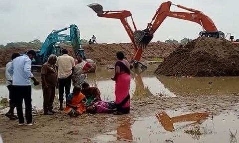 நஞ்சை புகழூர் காவிரி ஆற்றில் கதவணை கட்டுமானப் பணி: செயின் டோசர் வாகனம் கவிழ்ந்து நீரில் மூழ்கி ஓட்டுநர் உயிரிழப்பு