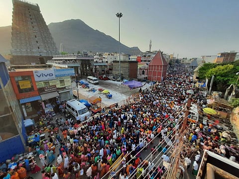 திருவண்ணாமலையில் சித்ரா பவுர்ணமியன்று கிரிவல சென்ற பக்தர்கள் (கோப்பு படம்).