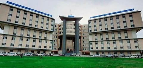 ஊராட்சி மன்ற தலைவரின் கணவர் மீது நடவடிக்கை கோரி திருப்பத்தூரில் இளம்பெண் தர்ணா