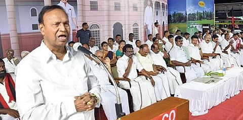 தஞ்சாவூரில் நேற்று நடைபெற்ற பொதுக்கூட்டத்தில் பேசிய திமுக பொருளாளர் டி.ஆர்.பாலு எம்பி. உடன், அமைச்சர் அன்பில் மகேஸ் பொய்யாமொழி, அரசு கொறடா கோவி.செழியன், எம்பி எஸ்.எஸ்.பழநிமாணிக்கம் உள்ளிட்டோர்.