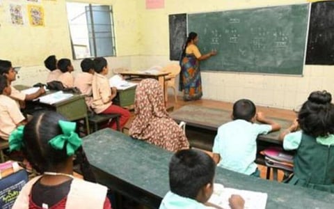 அரசுப் பள்ளி ஆசிரியர்களுக்கான பணிநிரவல் கலந்தாய்வு மே 17-ல் இணையவழியில் நடைபெறும்