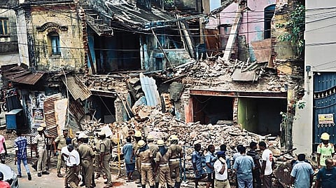 சென்னையில் நேற்று முன்தினம் இரவு பெய்த பலத்த மழையால், பெரம்பூர் பேரக்ஸ் சாலையில் இருந்த 100 ஆண்டுகள் பழமையான கட்டிடம் நேற்று இடிந்து விழுந்தது. படம்: பு.க.பிரவீன்