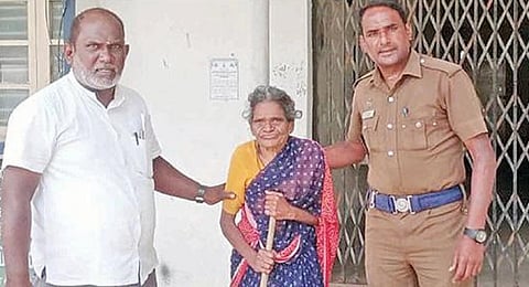 ஆதரவற்ற மூதாட்டி ஒருவரை போலீஸார் உதவியுடன் மீட்கும் ஆத்மா அறக்கட்டளையின் நிறுவனர் கந்தவேலன்.