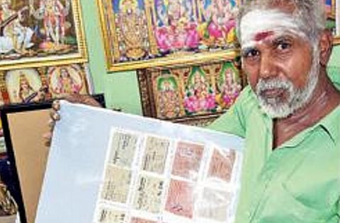 தியேட்டர்களில் விநியோகிக்கப் பட்ட டிக்கெட்களை சேமித்து பாதுகாத்துவரும் மும்மூர்த்தி. படம்: ஜெ.மனோகரன்