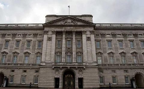 பிரிட்டன் பக்கிங்காம் அரண்மனைக்குள் மர்மப் பொருளை வீசியெறிந்த நபர் கைது