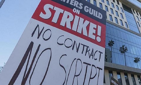 AI தொழில்நுட்பத்துக்கு எதிர்ப்பு: போராட்டத்தில் குதித்த ஹாலிவுட் சினிமா எழுத்தாளர்கள்