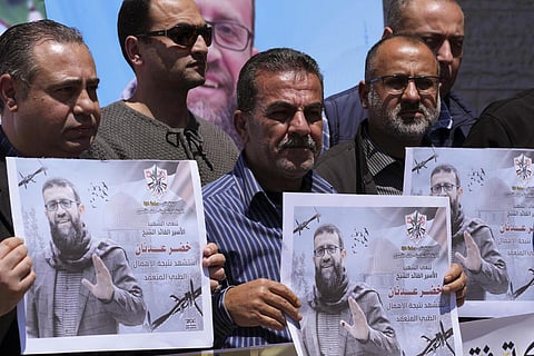 காசாவில் போராட்டத்தில் ஈடுபட்டுள்ள காதர் அட்னானின் ஆதரவாளர்கள்