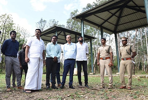 கோவை சாடிவயலில் யானைகள் முகாம் அமைக்கப்படும் இடத்தை இன்று நேரில் பார்வையிட்ட வனத்துறை அமைச்சர் மா.மதிவேந்தன் உள்ளிட்டோர். படம்:ஜெ.மனோகரன்.