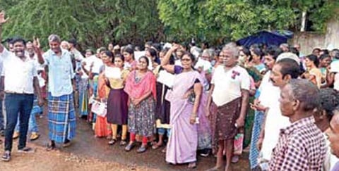 தூத்துக்குடி அருகே அய்யனடைப்பு கிராமத்தில் ஸ்டெர்லைட் ஆலைக்கு ஆதரவாக ஆர்ப்பாட்டம் நடத்திய கிராம மக்கள்.