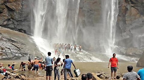 கொல்லிமலையில் 160 அடி உயரத்திலிருந்து வெள்ளிக் கீற்றாய் கொட்டும் ஆகாய கங்கை அருவி. (கோப்பு படம்)