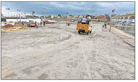 அழகர் ஆற்றில் இறங்கும் வைபவத்தில் பங்கேற்கும் விஐபிகளுக்காக வைகை ஆற்றில் பார்க்கிங் வசதி அமைத்ததால் சர்ச்சை