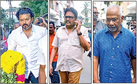 நடிகரும், இயக்குநருமான மனோபாலா உடல் நலக்குறைவால் நேற்றுகாலமானார். இதையடுத்து சாலிராமத்தில் உள்ள இல்லத்தில் வைக்கப்பட்டி ருந்த அவரது உடலுக்கு இறுதி மரியாதை செலுத்த வந்த நடிகர் விஜய், கே.எஸ்.ரவிக்குமார், மனிரத்னம் உள்ளிட்டோர். படங்கள்: பு.க.பிரவீன்