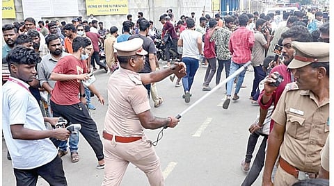 (அடுத்த படம்) டிக்கெட் வாங்க தள்ளுமுள்ளு ஏற்பட்டதால் லேசான தடியடி நடத்தி கூட்டத்தை கட்டுப்படுத்திய போலீஸார்.படங்கள்: பு.க.பிரவீன்