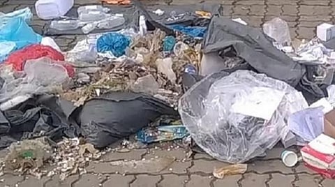 குப்பை வாகனத்தில் மருத்துவ கழிவுகளை கொட்டிய தனியார் மருத்துவமனைக்கு ரூ.1 லட்சம் அபராதம்